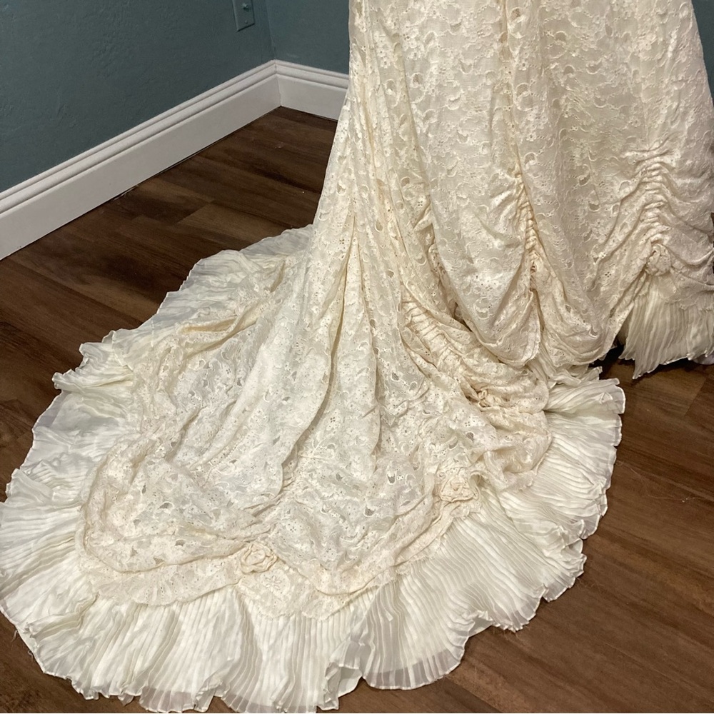 1950s William Cahill Original Lace Ivory Wedding Dress with Full Train - Picture 4 of 8